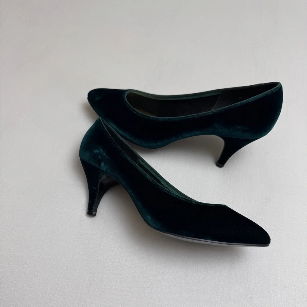 Vintage 90’s Coloriffics Emerald Green Velvet Heels Size 7.5 Classic Holiday